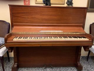 Piano antiguo de madera