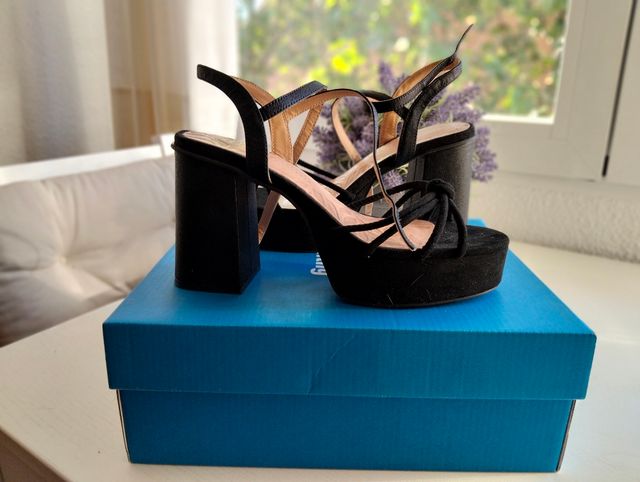 Sandalias Mustang negras tacón 38 de segunda mano por 25 EUR en