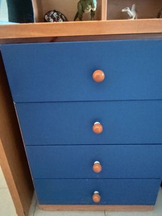 Litera juvenil con escritorio.