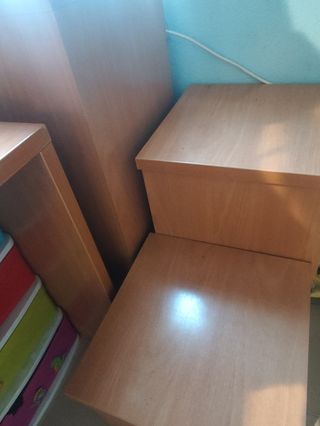 Litera juvenil con escritorio.