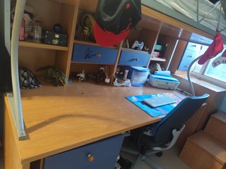 Litera juvenil con escritorio.