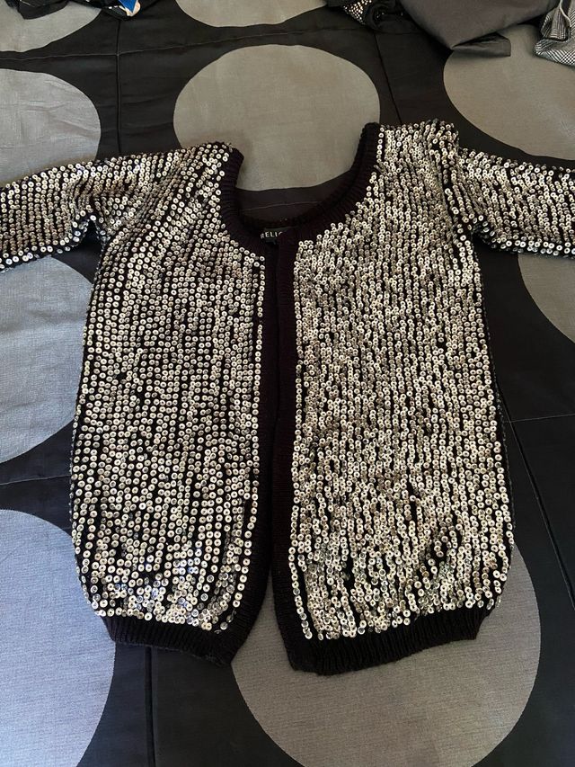 Chaqueta negra con lentejuelas plateadas