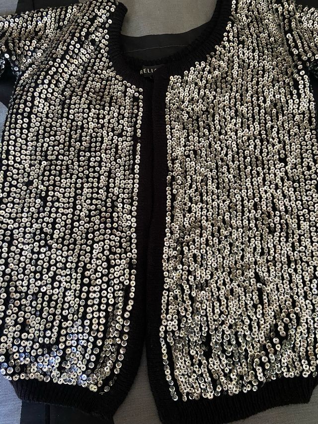 Chaqueta negra con lentejuelas plateadas