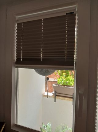 Tre tende plissettate grigie