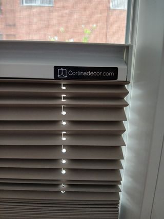 Tre tende plissettate grigie