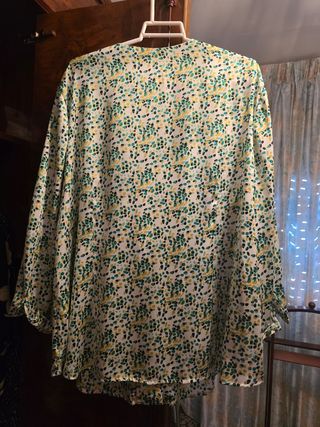 Blusa estampada verde y blanca