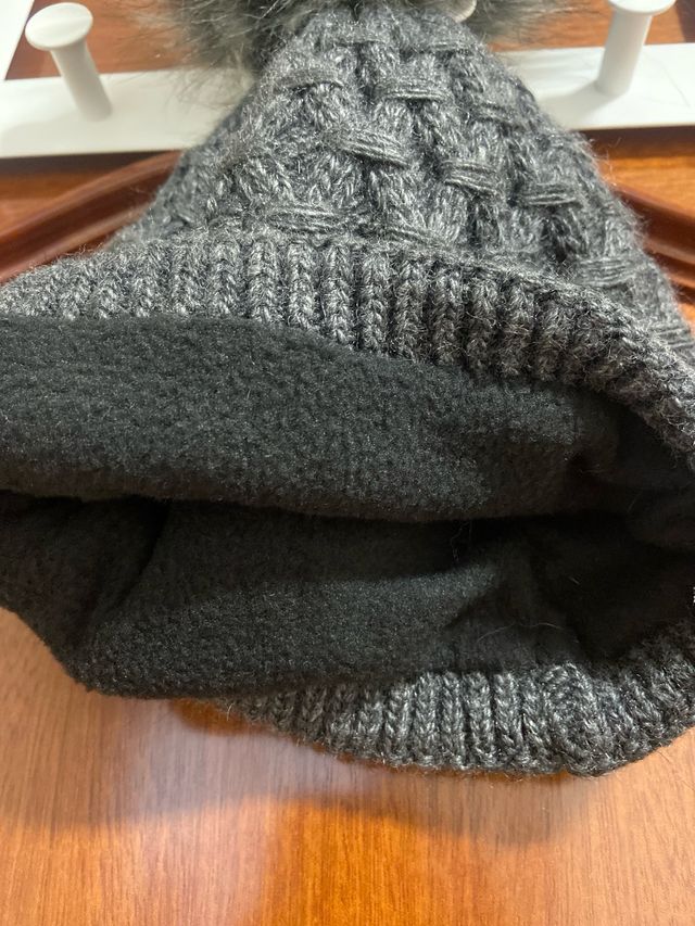 Gorro gris con borla