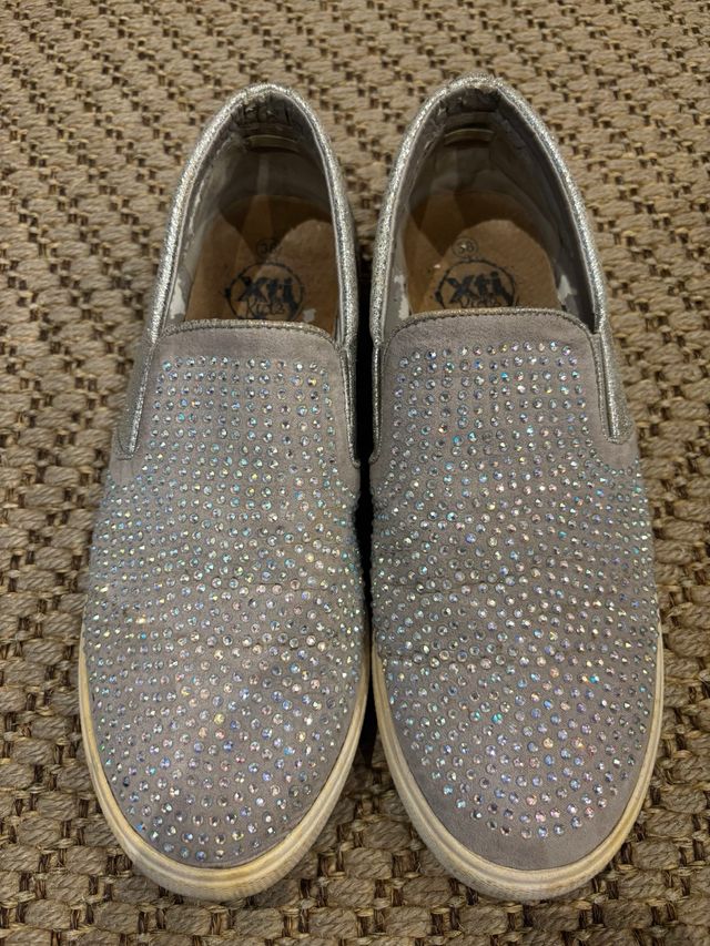 Zapatillas Xti grises con pedrería