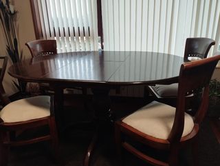 Mesa de salón con 4 sillas 