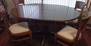 Mesa de salón con 4 sillas 