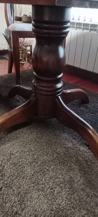 Mesa de salón con 4 sillas 