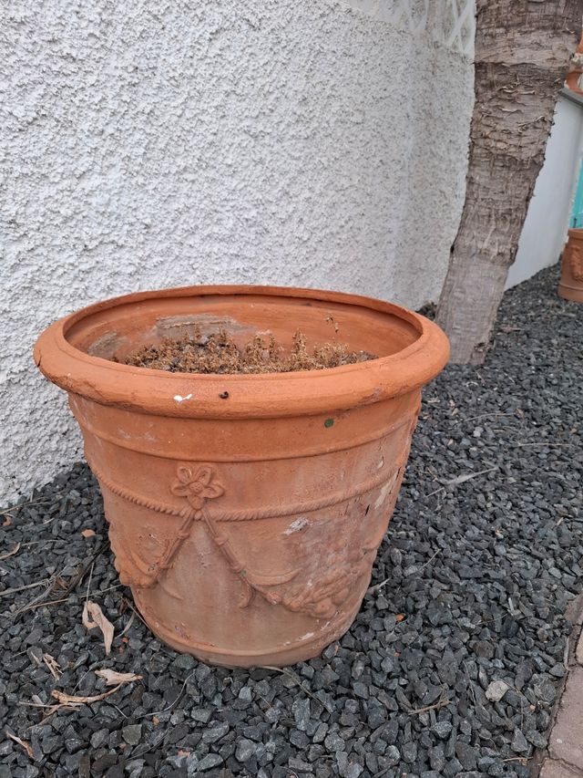 2 macetones Terracota Decorados engalanados.