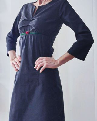 Vestido gris oscuro estilo años 50