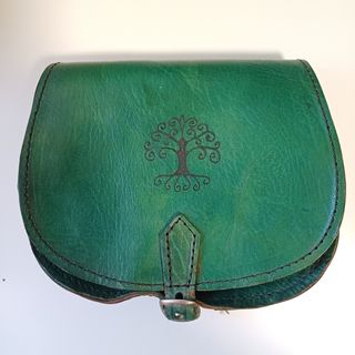 Bolso cuero artesanal verde con árbol de la vida