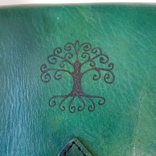Bolso cuero artesanal verde con árbol de la vida