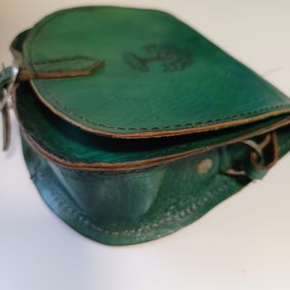 Bolso cuero artesanal verde con árbol de la vida
