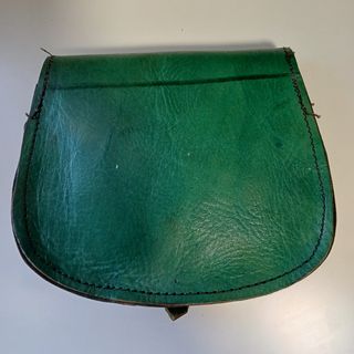 Bolso cuero artesanal verde con árbol de la vida