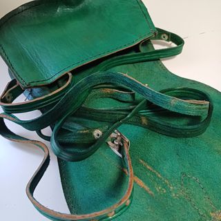 Bolso cuero artesanal verde con árbol de la vida