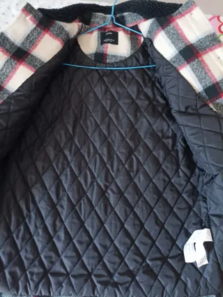 Abrigo Bershka cuadros beige-rojo XS