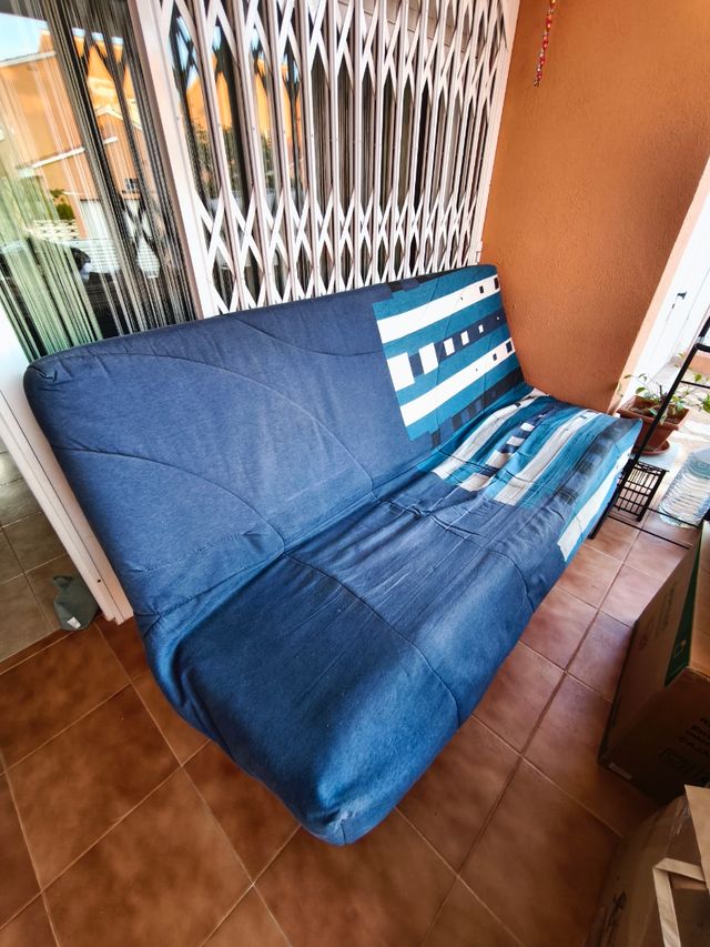 Sofá cama azul y blanco