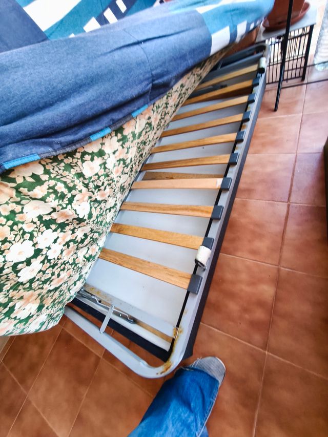 Sofá cama azul y blanco