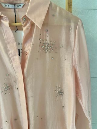 Camisa Zara rosa con pedrería - Talla XS