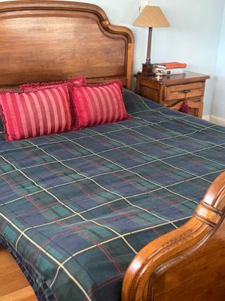 Dormitorio madera: Cama y mesillas