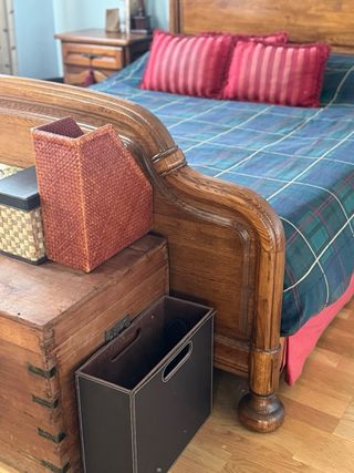 Dormitorio madera: Cama y mesillas