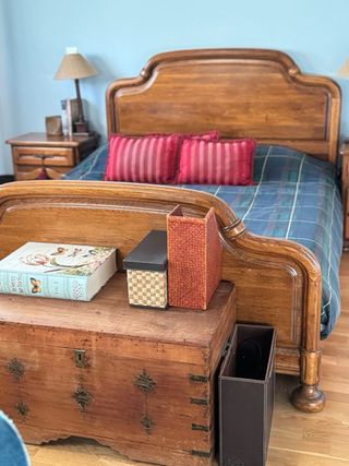 Dormitorio madera: Cama y mesillas