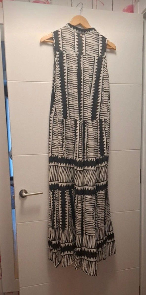 Vestido Lola Casademunt blanco y negro y pedreria