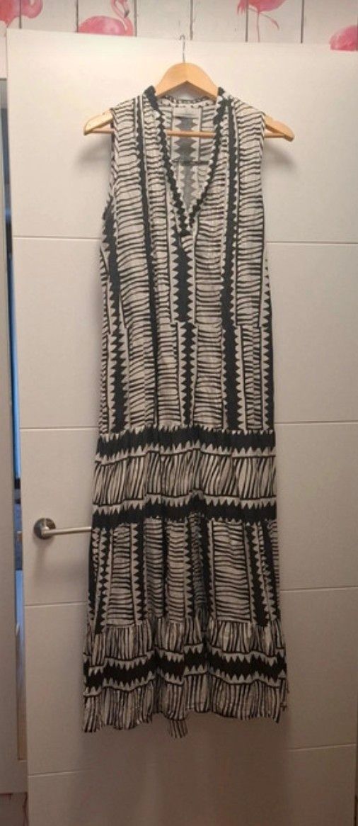 Vestido Lola Casademunt blanco y negro y pedreria