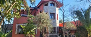 Chalet independiente con jardín 