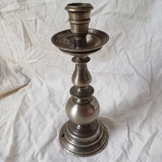 Candelabro antico in metallo