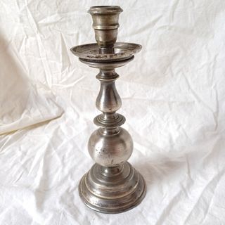 Candelabro antico in metallo