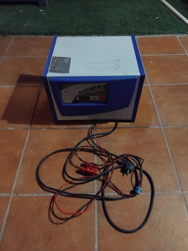 Cargador baterías CMP2100