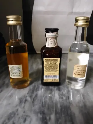 Tre bottiglie mignon vintage vuote.