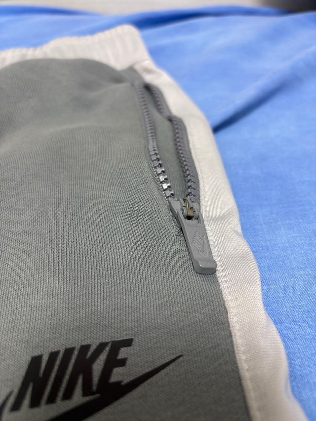 Pantalones Nike gris y blanco