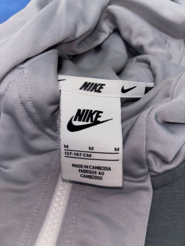 Chaqueta Nike con capucha gris y blanca
