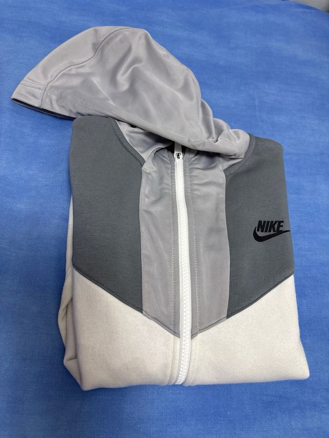 Chaqueta Nike con capucha gris y blanca