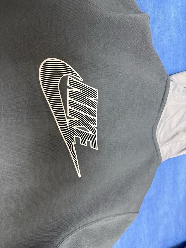 Chaqueta Nike con capucha gris y blanca