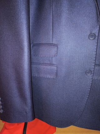 Traje azul marino con una elegante espiga.