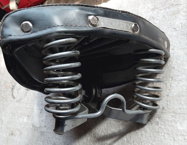 Sillín bici antiguo con muelles