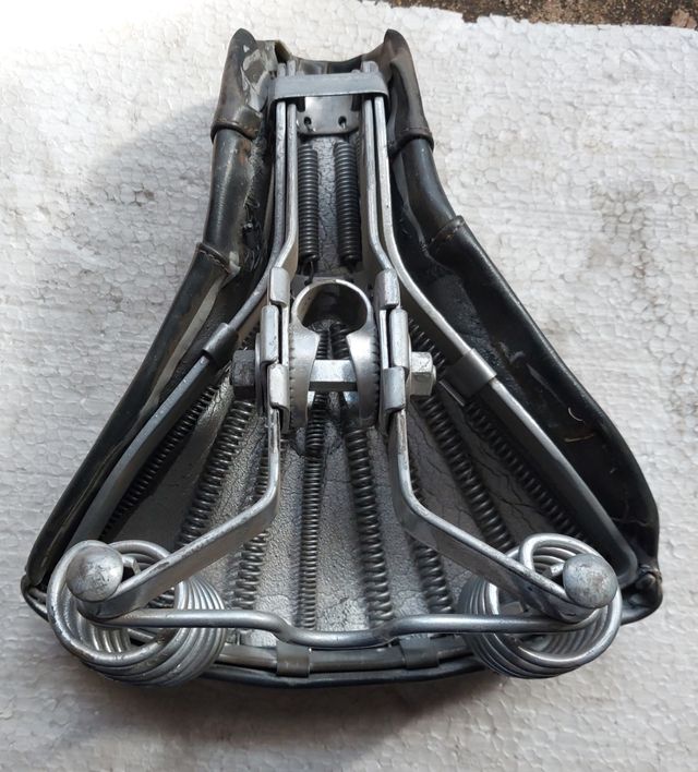 Sillín bici antiguo con muelles