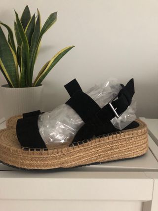 Sandalias cuña negras y marrón
