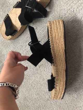 Sandalias cuña negras y marrón