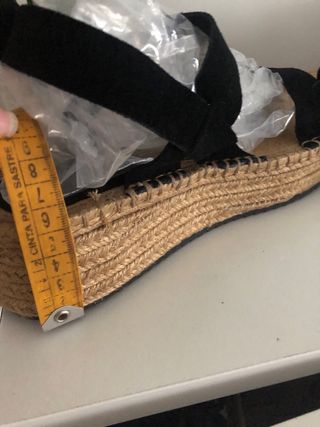 Sandalias cuña negras y marrón