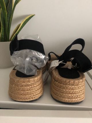 Sandalias cuña negras y marrón