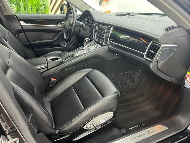 Porsche Panamera 4S