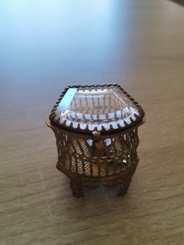 Cajita de metal y cristal tallado de 1900