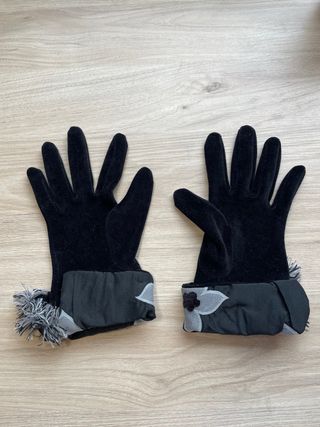 Guantes negros con detalles grises
